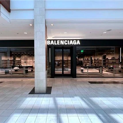 🌟 Exciting news! Check out the newly remodeled @Balenciaga store at @WestfieldTopanga in Canoga Park, California. 🌴 This stunning 7,500-square-foot space showcases the brand's innovative new concept design. ✨ Come experience the luxury and style for yourself!
.
.
.
#RetailDesign #California 🌞 #SoCal #RetailConstruction 🚧 #Balenciaga 💼 #InteriorDesign #PWIProject #TenantImprovement #StoreDesign 🏬 #StoreOpening #Fashion 👗 #PicOfTheDay #Instagram 📸 #Style #InstaDaily #OOTD #Inspiration 💡 #Architecture #InstaFashion #Luxury 💎 #Cali #visualmerch #pwiconstruction