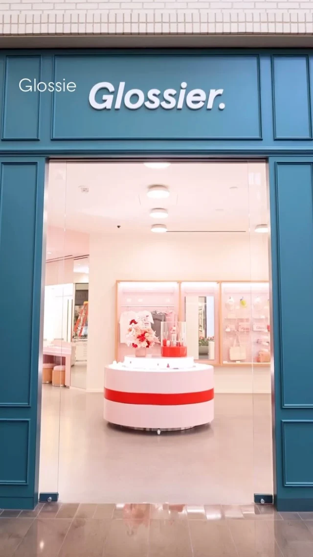 The new @glossier store at @northparkcenter is now open! This marks the first location in Texas for the beauty brand.
.
.
.
.
.
#glossier #northparkcenter #dallas #beauty #skincare #dallastexas #pwiproject #tx #retaildesign #tenantimprovement