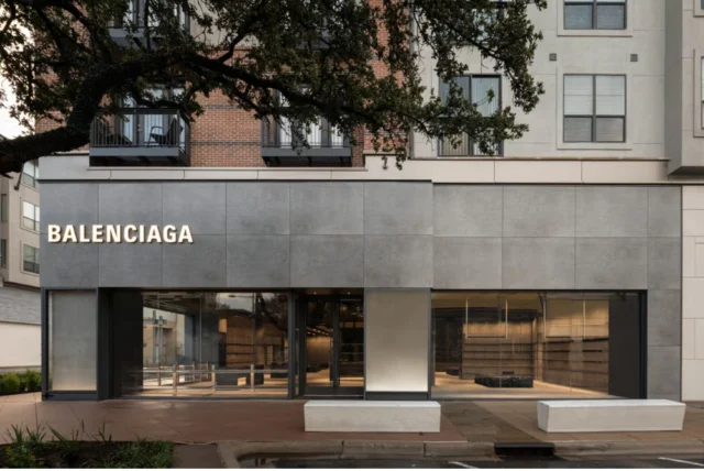 🎉 Exciting News, Austin Fashionistas! 🎉 The iconic @balenciaga has just opened its FIRST standalone store in Texas at @thedomainaustin! Step into 6,137 square feet of pure fashion heaven! 🤩✨

With a façade crafted from glass, porcelain, and quartz, merging with the vibrant urban scene and desert vibes. 🌵🏙️ Inside, be amazed by the natural sand and stone hues mixed with sleek concrete and the unique touch of patinated and hot-rolled steel. It's a raw yet refined ambiance.

✨ Fun Fact: PWI Construction has previously brought Balenciaga's vision to life at their Beverly Hills location and Westfield Topanga store. 🏗️✨

🔗 Check out the full deets in our bio!

📸: @fashionnetworkcom